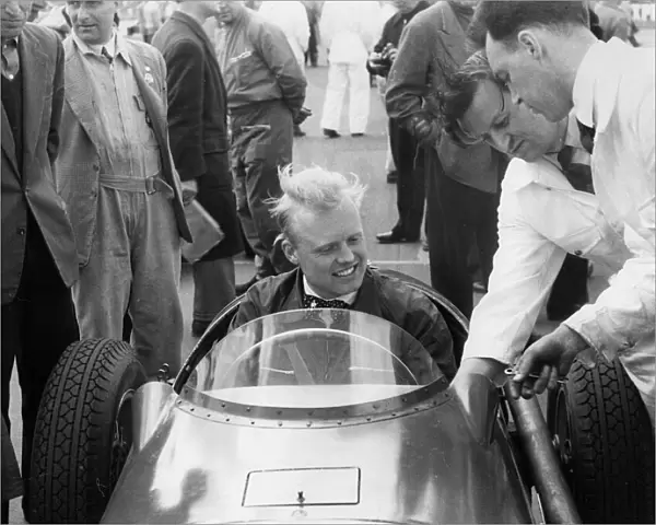 Mike Hawthorn in Vanwall, International Trophy Race at Silverstone 1955. Creator: Unknown