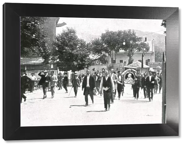 Sarajevo, D'autres manifestants promenent un portrait de Francois-Joseph, 1914. Creator: Walter Tausch
