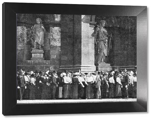Les Funerailles a La Hofburg; La foule est admise a defiler devant la catafalque, 1914. Creator: Unknown