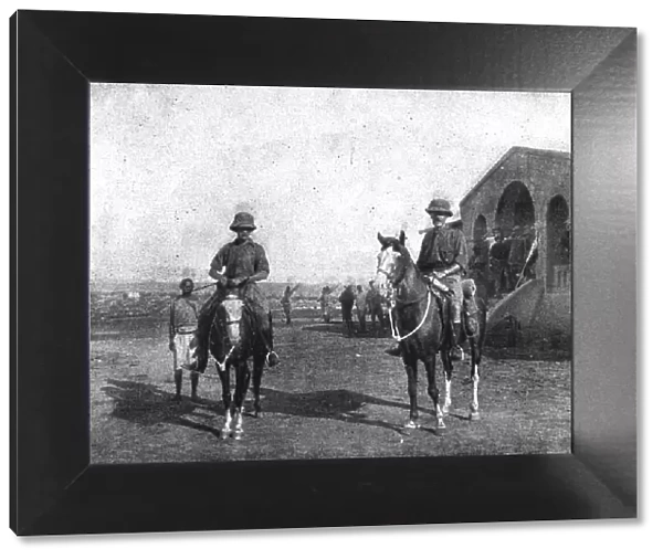 le brigadier-general anglais Cunliffe (a droite) et son chef d'etat-major, le major Wright, 1916. Creator: Unknown