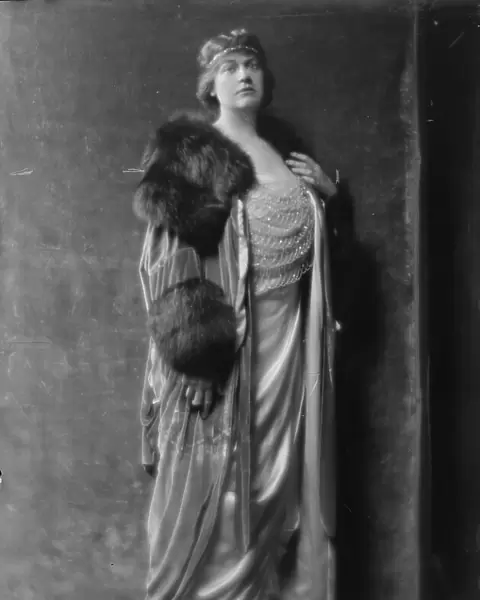 Lawton, Mary, Miss, portrait photograph, 1915. Creator: Arnold Genthe