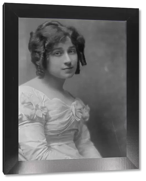 Belwin, Alma, Miss, portrait photograph, 1913. Creator: Arnold Genthe