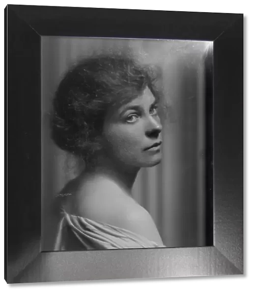 Naetting, Mrs. portrait photograph, 1915 July 6. Creator: Arnold Genthe