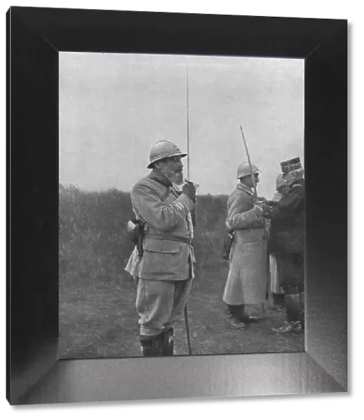 Nos Preux; La veille de l'offensive de la Somme, le general en chef a voulu voir les... 1916. Creator: Unknown