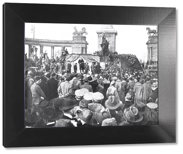 La Nouvelle Europe; La propagande en Hongrie; A Budapest, devant le monument du Millenaire.. 1919. Creator: Unknown
