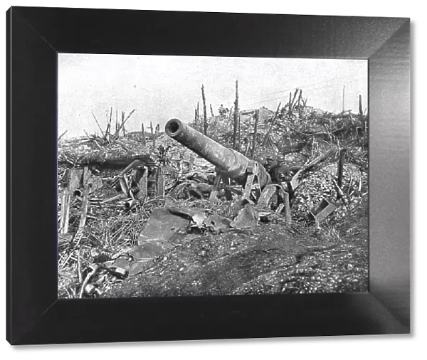 Le Champ de Bataille de Combles; Un canon allemand de 150 abandonne par l'ennemi dans le bois Louag Creator: Unknown