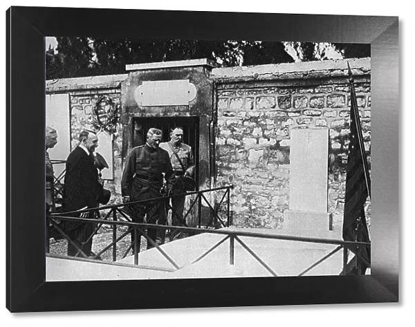 La Visite de Pershing a La Fayette; Le general, devant la tombe de La Fayette: a sa droite... 1917 Creator: Unknown