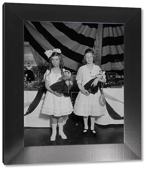 Luella Duys & Eleanor Horrmann, 1918. Creator: Bain News Service. Luella Duys & Eleanor Horrmann, 1918. Creator: Bain News Service