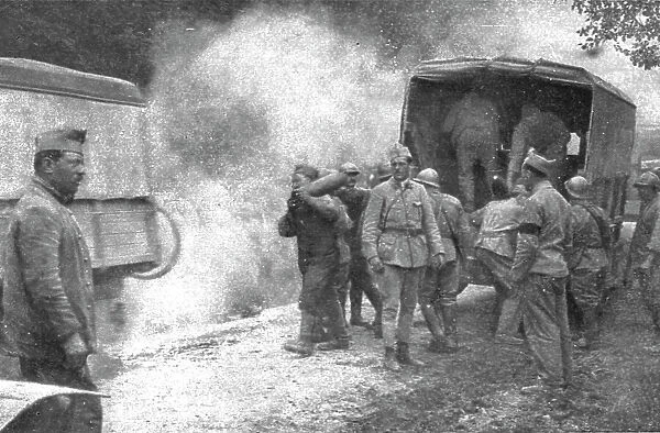 Au Volant; Ravitaillement en munitions d'une batterie en action, 1918. Creator: Unknown