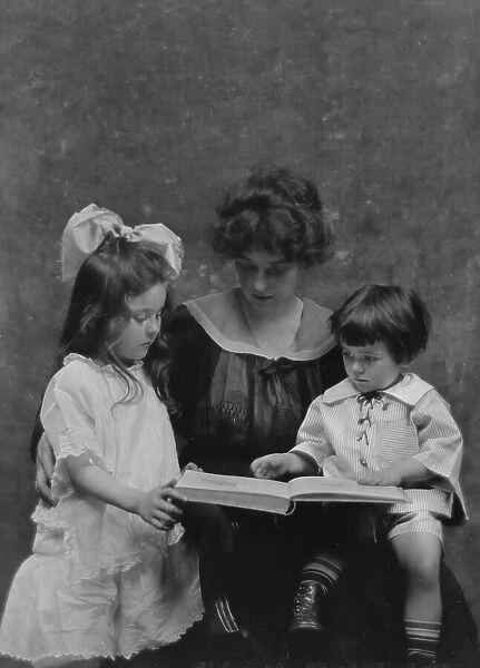 Baronda, Mrs. and children, portrait photograph, 1917 July 5. Creator: Arnold Genthe