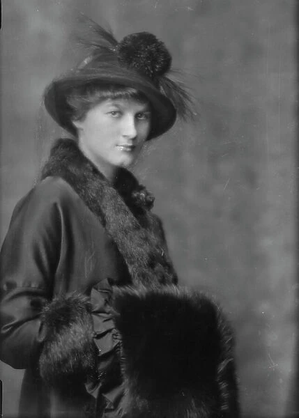 Bergin, Lynda Bryant, Miss, portrait photograph, 1915 Jan. 26. Creator: Arnold Genthe