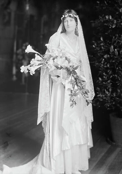 Breese wedding, portrait photograph, 1915. Creator: Arnold Genthe