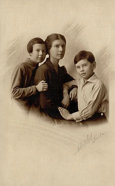 Briner (née Blagovidova) Vera Dmitrievna with her daughter Irina and nephew Julius (Yul... 1928. Creator: Unknown)