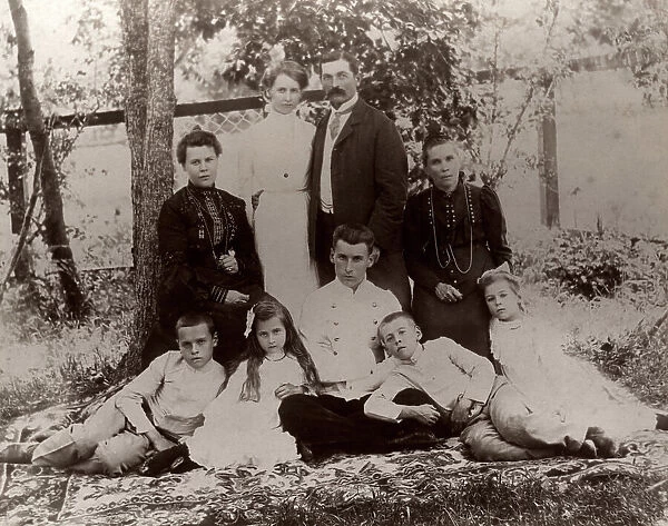 Briner Yuliy Ivanovich with his wife Natalya Iosifovna, sons Leonid, Boris, Felix, daughter..., 1900 Creator: Unknown