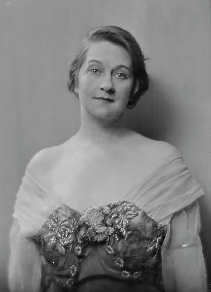 Calhoun, Catherine, Miss, portrait photograph, 1917 May 25. Creator: Arnold Genthe