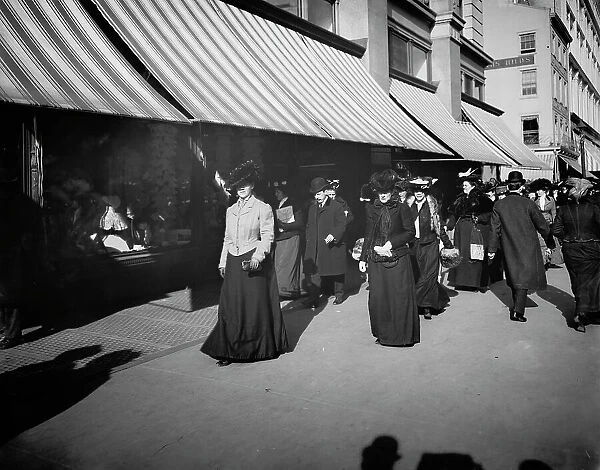 Christmas shoppers on Sixth Avenue, New York, New York, between 1900 and 1905. Creator: Unknown