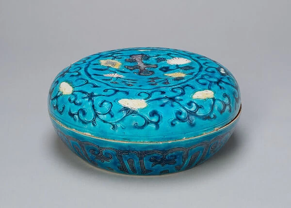 Circular Covered Box with Floral and Lingzhi Mushroom Scrolls, Ming dynasty (1368-1644)