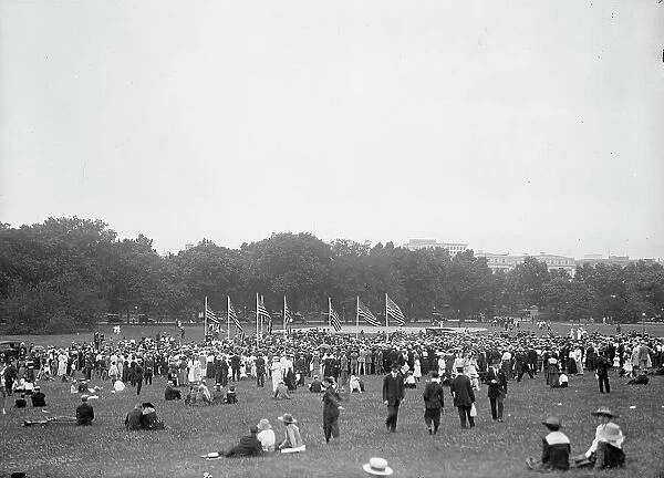 Confederate Reunion - Registration Day. Crowds At Monument Grounds, 1917. Creator: Harris & Ewing. Confederate Reunion - Registration Day. Crowds At Monument Grounds, 1917. Creator: Harris & Ewing