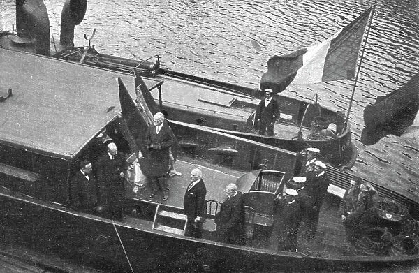 Deux departs; a Brest: le president Wilson, a bord de la canniere qui va l'amener au... 1919. Creator: Unknown