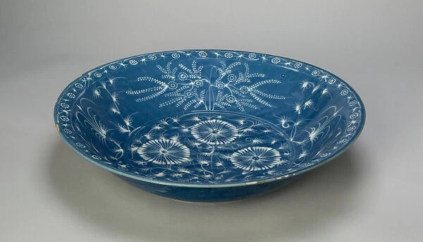 Dish with Chrysanthemums and Stylized Floral Scrolls, Ming dynasty (1368-1644)