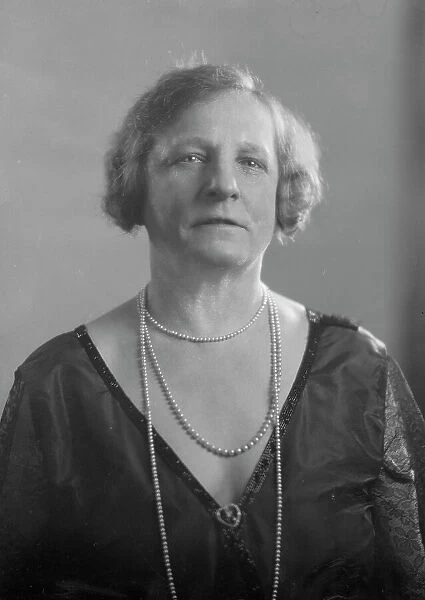 Dr. Alma Arnold, portrait photograph, 1927 Feb. 3. Creator: Arnold Genthe