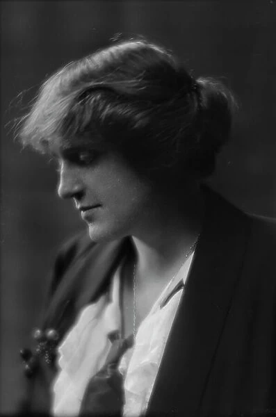 Dupont, Ellen, Miss, portrait photograph, 1915 July 2. Creator: Arnold Genthe