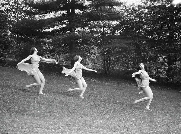 Elizabeth Duncan dancers, between 1916 and 1941. Creator: Arnold Genthe