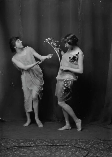 Florence Noyes dancers, between 1915 and 1918. Creator: Arnold Genthe