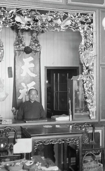 A goldsmith's shop, Chinatown, San Francisco, between 1896 and 1906. Creator: Arnold Genthe