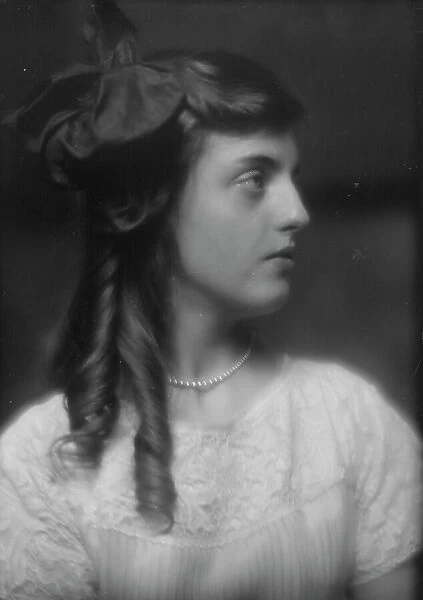 Graves, Antoinette, Miss, portrait photograph, 1913. Creator: Arnold Genthe