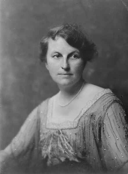 Hamlin, G.W. Mrs. portrait photograph, 1917 Aug. 17. Creator: Arnold Genthe