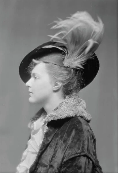Hunter, C. Miss, portrait photograph, between 1906 and 1913. Creator: Arnold Genthe