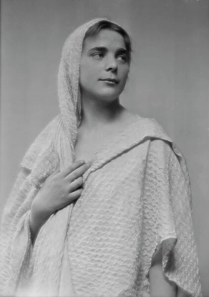 Isadora Duncan dancer, portrait photograph, between 1915 and 1923. Creator: Arnold Genthe