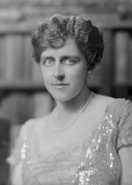 Kelly, R.M. Jr. Mrs. portrait photograph, 1916 Apr. 20. Creator: Arnold Genthe
