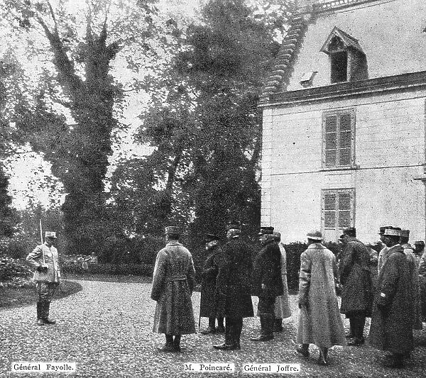 La bataille de la Somme; le general Fayolle, commandant la 6e armee, recoit, a son quartier... 191 Creator: Unknown