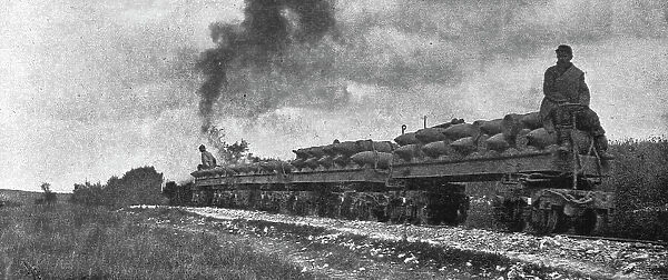 La Bataille de la Somme; Projectiles d'artillerie lourde transportes vers le front, 1916. Creator: Unknown