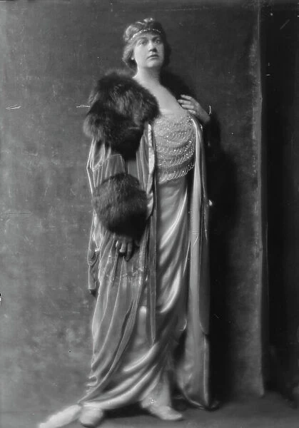 Lawton, Mary, Miss, portrait photograph, 1915. Creator: Arnold Genthe