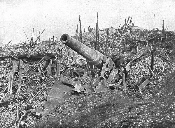 Le Champ de Bataille de Combles; Un canon allemand de 150 abandonne par l'ennemi dans le bois Louag Creator: Unknown