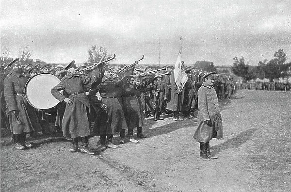 Le general Russe Lokhvitsky decore de la Croix de Guerre sur le front Francais; les... 1916. Creator: Unknown