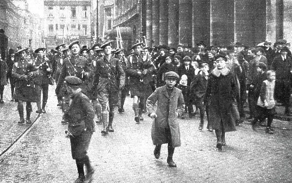 Les Anglais sur le Rhin; A Cologne, Les bagpipers ecossais dans les rues de Cologne... 1918. Creator: Jean Clair-Guyot