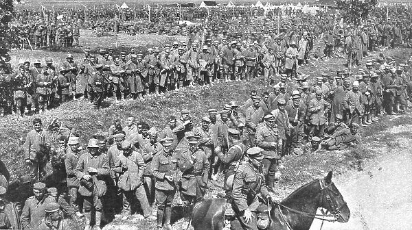 Les Britanniques au Nord de la Somme... 1918. Creator: Unknown