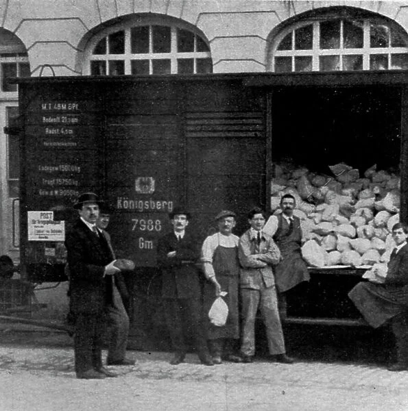 Les envois de pain; aux prisonniers de guerre: Chargement de pain, a Berne, dans... 1916. Creator: Unknown