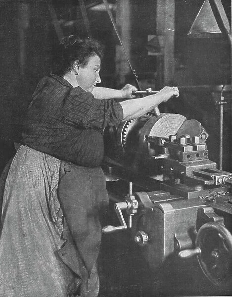 Les femmes dans les usines de guerre; Une travailleuse de l'usine de guerre, 1916. Creator: Unknown