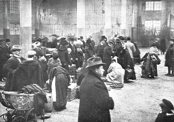 Les Indesirables; Au marche couvert de Mulhouse: la verification des bagages par... 1918. Creator: Unknown
