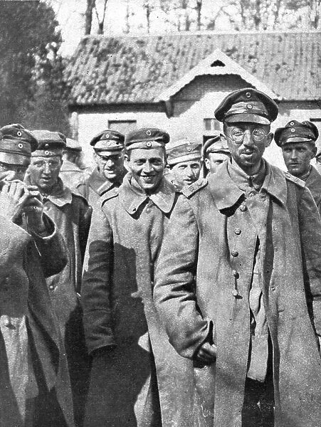 Les prises d'une action locale; Groupes de prisonniers allemands captures le 18 avil 1918... 1918. Creator: Unknown