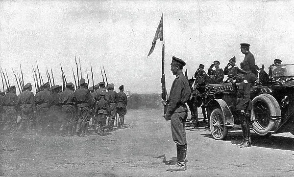 Les Soubresauts de la Russie; Avant l'offensive russe de juillet 1917: des troupes defilent...1917. Creator: Unknown