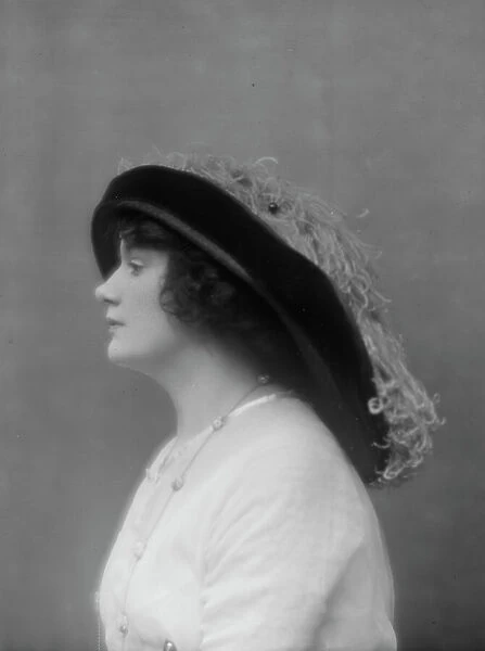 Leslie, Marguerite L. Miss, portrait photograph, 1913 Apr. 6. Creator: Arnold Genthe