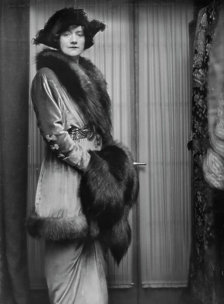 Leslie, Marguerite L. Miss, portrait photograph, 1913 Apr. 6. Creator: Arnold Genthe
