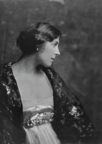 Lindahl, A. Miss, portrait photograph, 1915 Sept. 22. Creator: Arnold Genthe