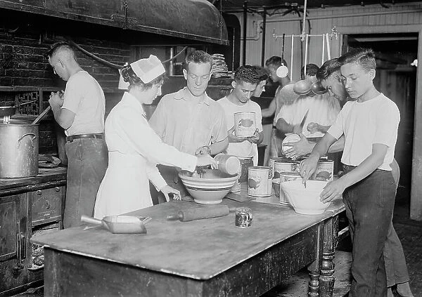 Making army cooks, Pratt Institute, 9 Aug 1917. Creator: Bain News Service